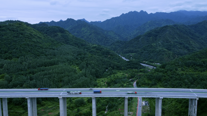 秦岭大山里的高速公路