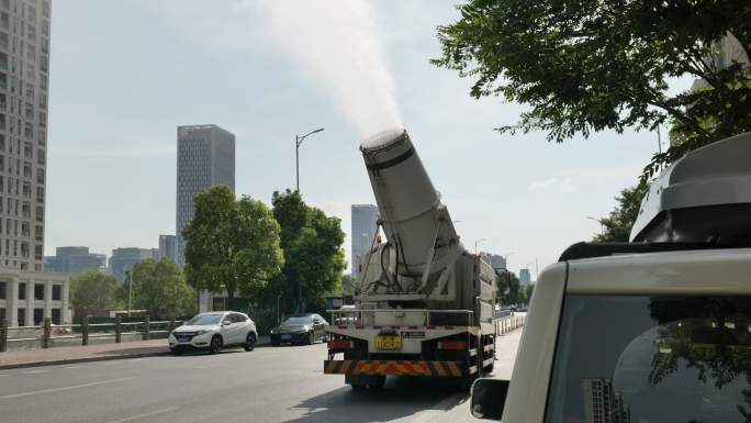 城市高温天气喷水降温