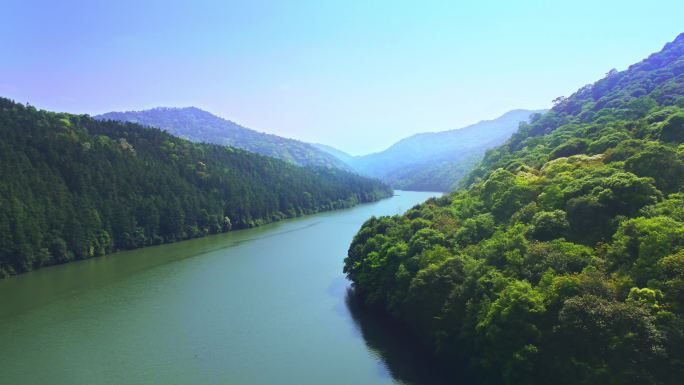 两岸青山河流过