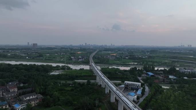 4K连镇高铁开往扬州科技生态新城广陵区