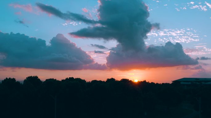 夏日太湖夕阳云朵