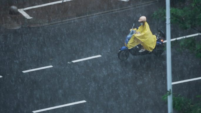 暴雨中骑行