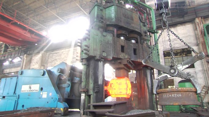 锻造车间重工业生产压力机大型工件烧红的铁