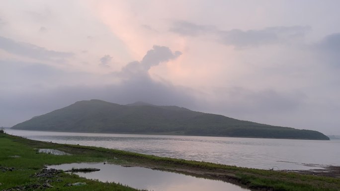 日出晨光浮云湖面