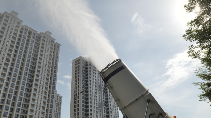 城市高温天气喷水降温