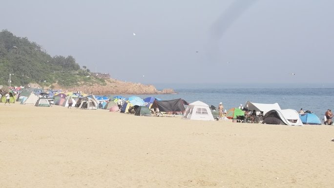 海滩帐篷游客