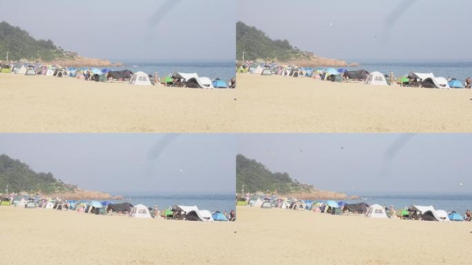海滩帐篷游客