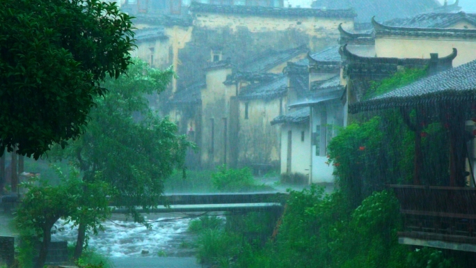 黄山黟县卢村烟雨马头墙屋檐滴水雨落徽州