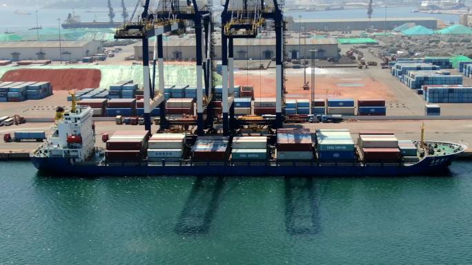 货船 集中箱  装卸  码头