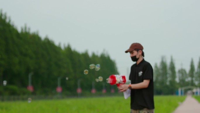 泡泡田园阳光下树林拍照的文艺青年男生