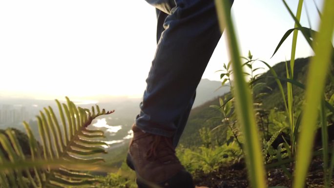 男人男子 登山 步伐