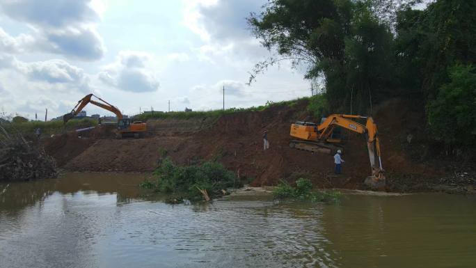 挖掘机维护河堤