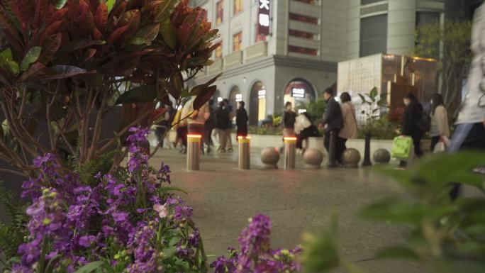 武汉江汉路夜景步行街商业街行人逛街购物