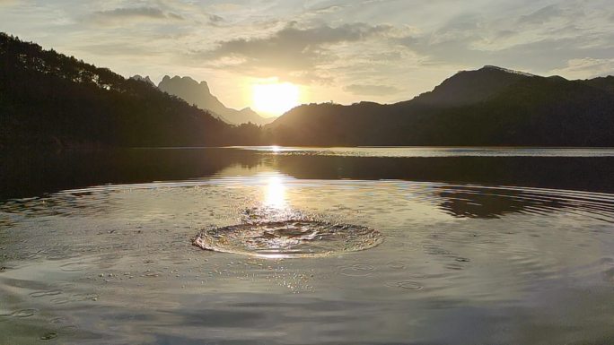 阳光明媚下的水波纹逆光水浪水倒影光波水圈