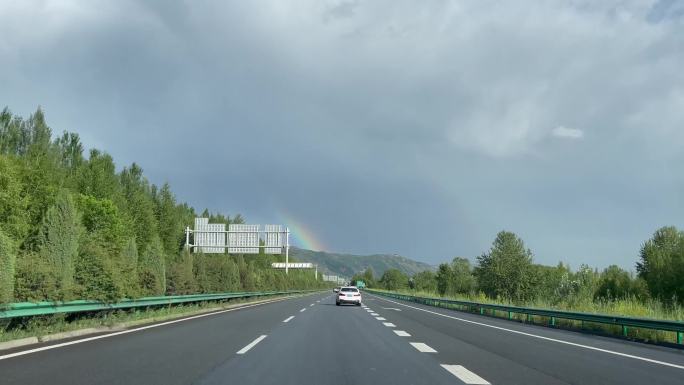 公路穿梭行驶彩虹雨过天晴自驾游
