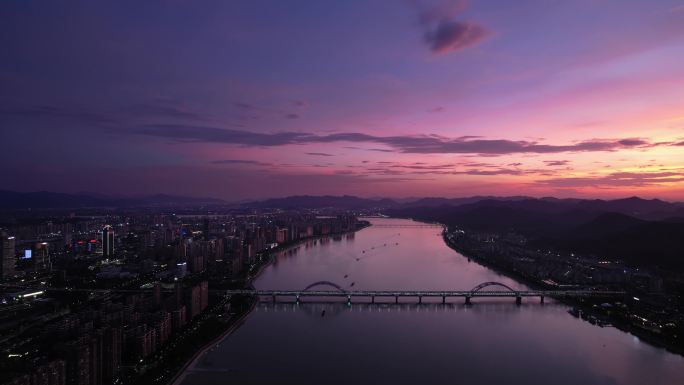 夕阳下杭州钱塘江两岸现代都市风光