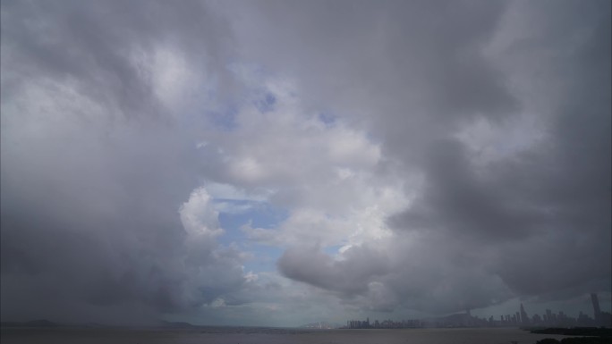 深圳湾海面阴云散去