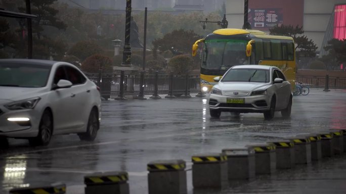 雨天城市街道车辆