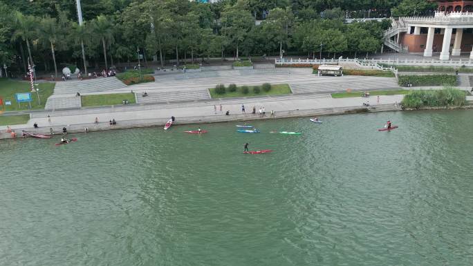 广西南宁邕江边玩桨板休闲的人群风光航拍