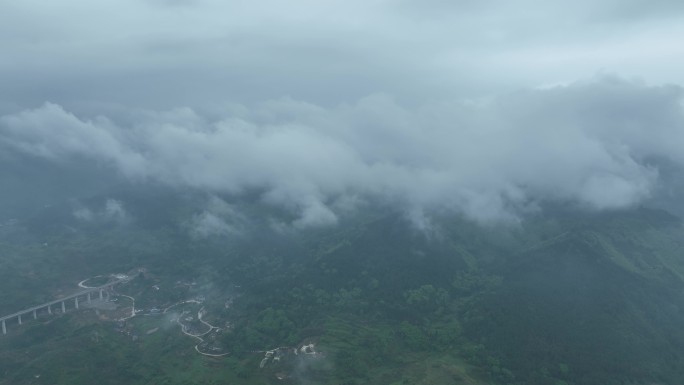 雨后薄雾