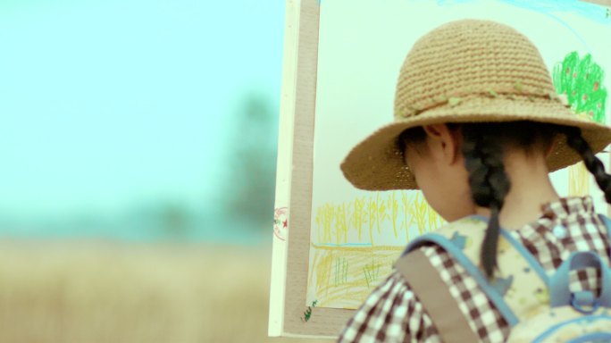 小女孩在田野里画画
