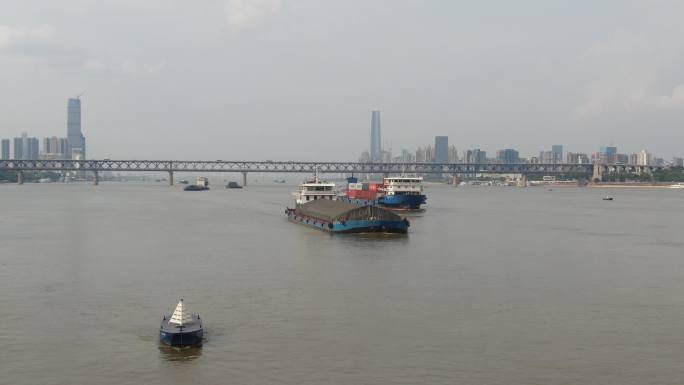 武汉长江航道货船穿过鹦鹉洲大桥