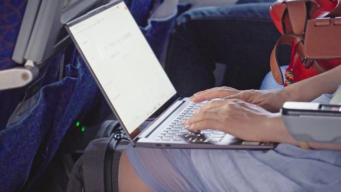 4K正版-飞机上用笔记本电脑办公的旅客