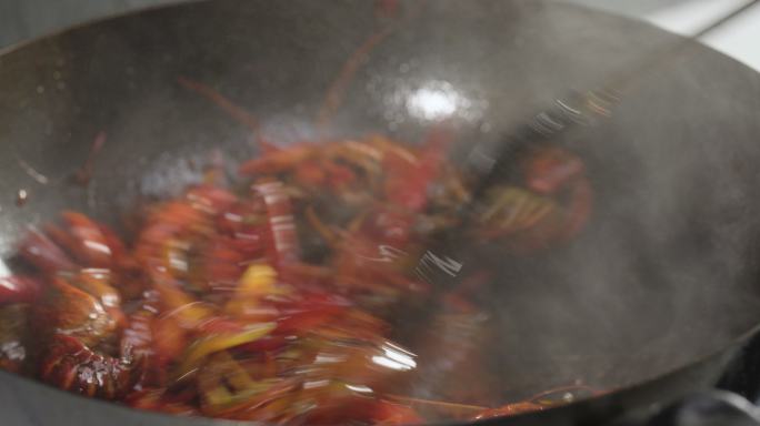 烹饪小龙虾 颠锅 汤汁浇在米线上