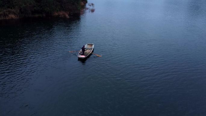 湖上小木船一叶扁舟