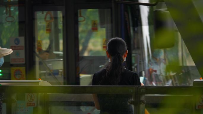 女性女子美女公交车站台等车上下班低碳出行