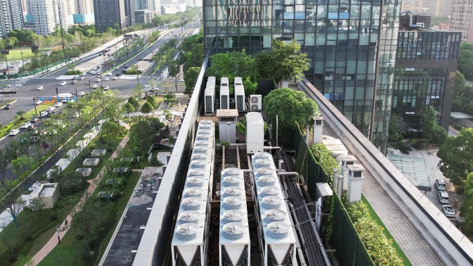 航拍现代城市建筑屋顶的制冷系统