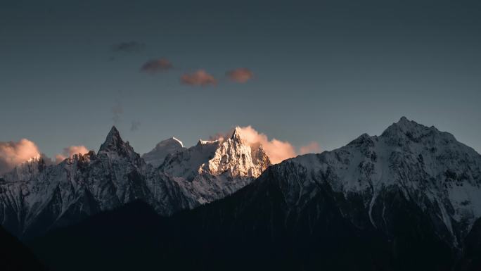 雪山日照金山延时短片