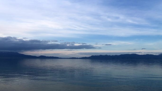 新疆赛里木湖蓝色水面