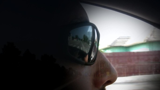 驾驶、太阳镜上的交通反射、侧门车窗反射