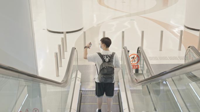 4K正版-天府机场航站楼乘坐扶梯的男人