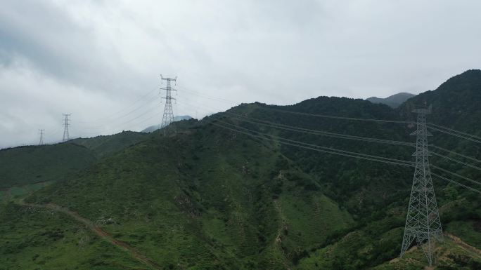 航拍架设在山间的电力线路