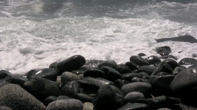 石头在波浪中闭合。