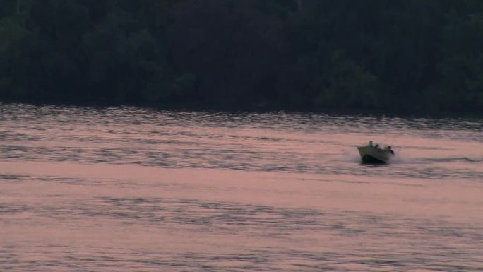 摩托艇载着渔民过河。