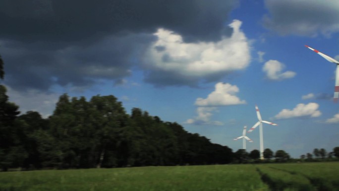 在德国下萨克森州的一个风电场上从左向右水平摆动。
