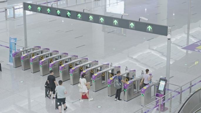 4K正版-机场地铁站通过闸机的旅客 02