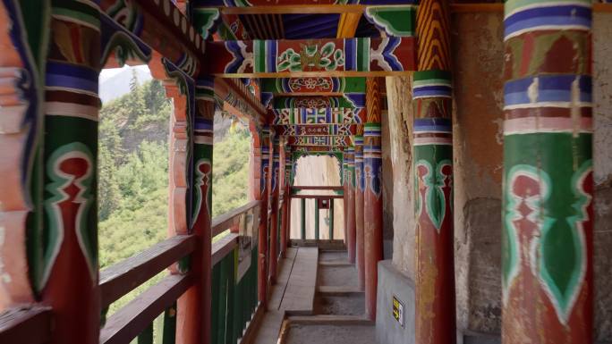 甘肃肃南马蹄寺走廊柱梁上彩绘艺术