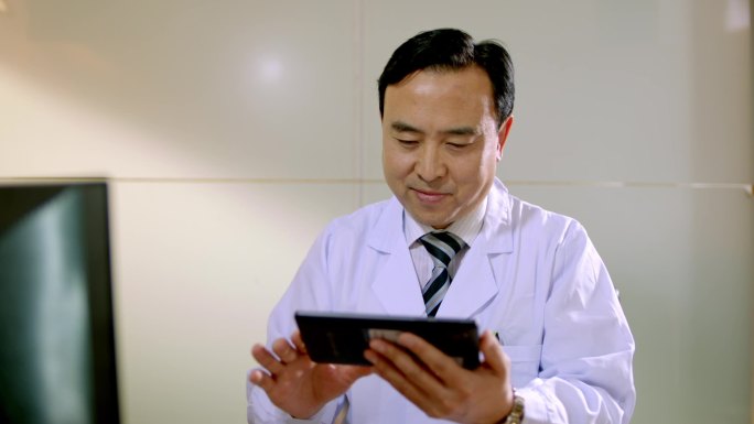 医生使用平板电脑查看电子病历