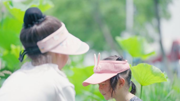 4K荷花孩子玩水童真