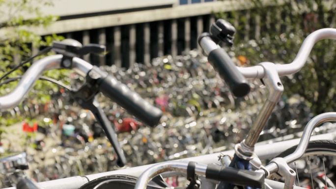 停放在荷兰阿姆斯特丹的自行车。机架焦点