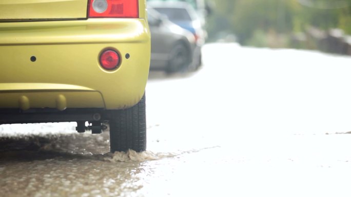 汽车轮胎在一股雨水中