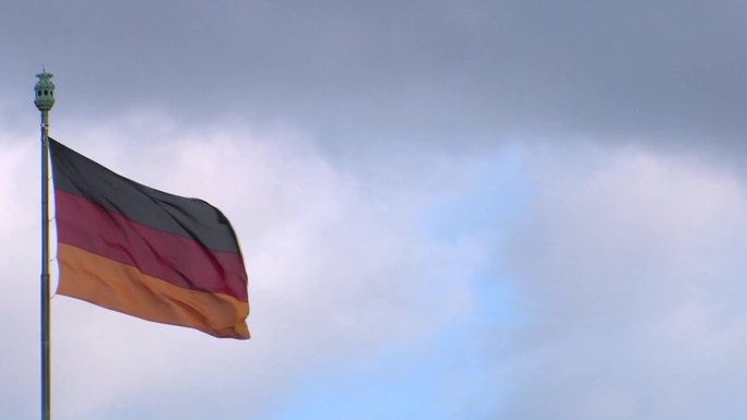 蓝天前德意志联邦共和国的国旗。