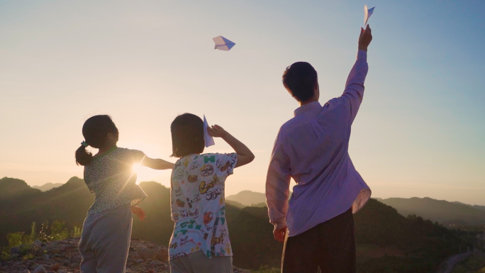 一群小孩山顶扔出纸飞机唯美意境概念视频