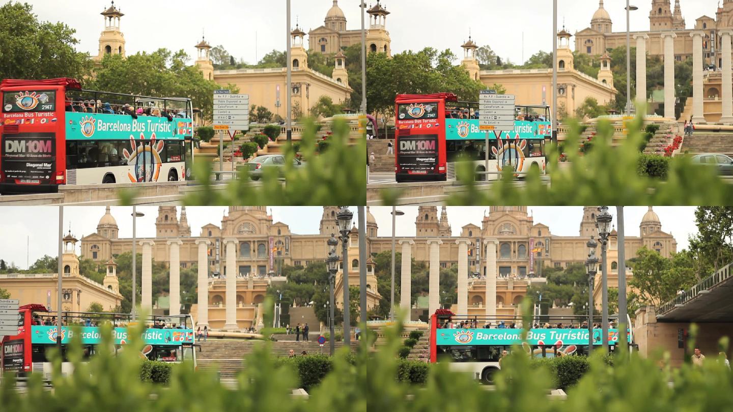 巴塞罗那的一辆公共汽车经过著名景点（四色，博物馆）。