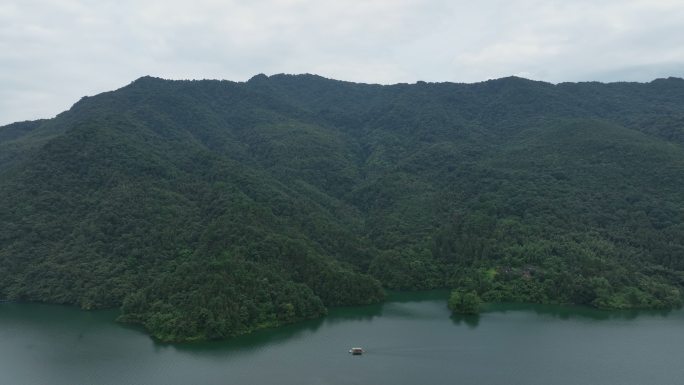 蓝天白云下行驶在桂林青狮潭水库里的船