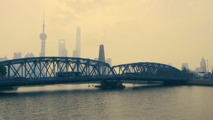 黄昏下的上海外滩外白渡桥